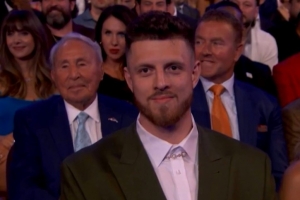 开云官网APP-喜剧演员对着哈滕调侃唐斯：唐斯今天在这里 你好啊 女孩儿