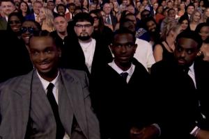 开云数字工具-喜剧演员当众调侃SGA：他周围的人要有犯规麻烦了