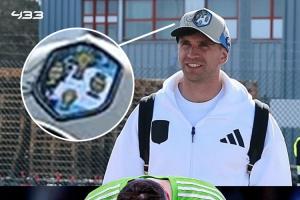 虾仁猪心大马丁头戴阿根廷世界杯冠军帽子，前往巴黎出战欧冠